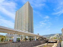 【兵庫県/神戸市東灘区住吉東町】住吉川リバーサイドフォーラム 外観：住吉川沿いにそびえる、東灘区を代表するタワーマンション