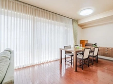 【兵庫県/神戸市東灘区住吉東町】ステイツ住吉川グレイスコート ダイニング：ハイサッシのFIX窓から光がしっかりと入るダイニング