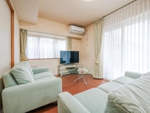 【兵庫県/神戸市東灘区住吉東町】ステイツ住吉川グレイスコート リビング：南東側・東側の2方向から光を取り入れられるリビング