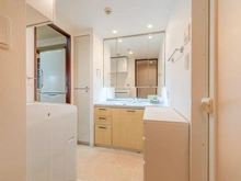 【兵庫県/神戸市東灘区住吉東町】ステイツ住吉川グレイスコート 洗面室：キッチンへも移動できる2WAY仕様の洗面室です。