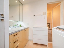 【兵庫県/神戸市東灘区住吉東町】ステイツ住吉川グレイスコート 洗面室：キッチン～洗面室～廊下間を双方向に移動可能な2WAY仕様の洗面室です。