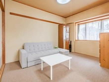 【兵庫県/神戸市東灘区住吉東町】ステイツ住吉川グレイスコート 和室：東側に設けられた開口部から光が入り込む和室