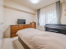 【兵庫県/神戸市東灘区住吉東町】ステイツ住吉川グレイスコート 洋室：約7.0帖の洋室。東側の出窓から光が差し込みます。