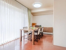 【兵庫県/神戸市東灘区住吉東町】ステイツ住吉川グレイスコート ダイニング：ハイサッシのFIX窓から光が入るダイニング