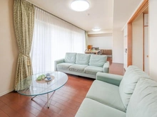 【兵庫県/神戸市東灘区住吉東町】ステイツ住吉川グレイスコート リビング・ダイニング：約15.3帖の横長リビングです