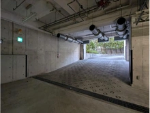 【兵庫県/神戸市東灘区住吉東町】ステイツ住吉川グレイスコート 駐車場：マンション地下駐輪場へ続く、車の移動用通路です