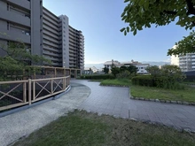 【兵庫県/神戸市東灘区魚崎南町】コスモシティ住吉川公園 B棟 敷地内