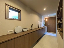 【兵庫県/神戸市東灘区本山北町】グランドメゾン岡本 廊下：写真、絵画や賞状など飾ることのできるギャラリー風の下部収納+ニッチ