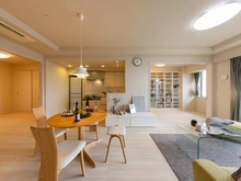 【兵庫県/神戸市東灘区住吉東町】住吉川リバーサイドフォーラム LDK：※家具調度品等は販売価格に含まれません。
（左）洋室（右奥）洋室