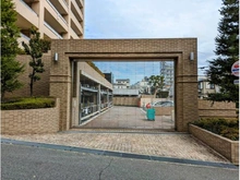 【兵庫県/神戸市東灘区住吉本町】プラウド住吉本町 外観：シャッターゲート付き駐車場です