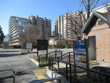 【東京都/足立区梅田】プラウドシティ梅島 梅島公園（現地より約10m）：マンション直通の出入口あり