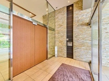 【東京都/江戸川区西葛西】レジデントプレイス西葛西 エントランス：タイル張りのエントランスはオートロック付き