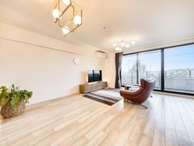 【千葉県/浦安市高洲】ザ・パークハウス新浦安マリンヴィラ テラスプラザ LDK：南東向き・前面棟なしのため陽当たり良好です