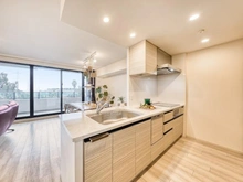 【千葉県/浦安市高洲】ザ・パークハウス新浦安マリンヴィラ テラスプラザ キッチン：対面オープンキッチンのためリビングの様子を伺うことが可能です