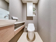 【千葉県/浦安市高洲】ザ・パークハウス新浦安マリンヴィラ テラスプラザ トイレ：手洗い場を備えたタンクレストイレ