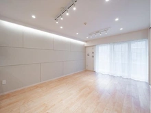 【東京都/江戸川区船堀】ゼルクハウス船堀 リビング・ダイニング：アクセントクロスを施した内装
