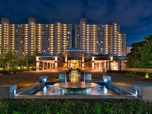 【千葉県/浦安市高洲】プラウド新浦安 外観：夜間ライトアップ時フォルム