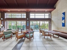 【千葉県/浦安市高洲】プラウド新浦安 共用施設：リゾートホテルのような、カフェスペース