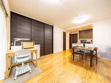 【東京都/江戸川区船堀】ゼルクハウス船堀 リビング・ダイニング：LDは天井高2,450㎜(分譲時パンフレットに基づく)