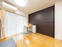 【東京都/江戸川区船堀】ゼルクハウス船堀 リビング・ダイニング：隣接の洋室(約5.2帖)とはスライドドアで開閉可能