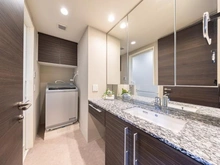 【東京都/江戸川区船堀】ゼルクハウス船堀 洗面室：洗面台にも天然御影石を採用