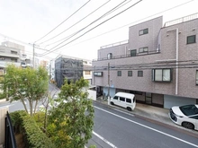 【東京都/江戸川区船堀】ゼルクハウス船堀 眺望：バルコニー前面道路は6.3m、向かいの建物とスペースがあります