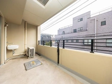 【東京都/江戸川区船堀】ゼルクハウス船堀 バルコニー：スロップシンク付き、幅6,150㎜のバルコニー