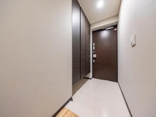 【東京都/江戸川区船堀】ゼルクハウス船堀 玄関：玄関収納を備えた空間