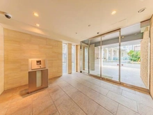 【東京都/江戸川区船堀】ゼルクハウス船堀 エントランス：暖色系の色調