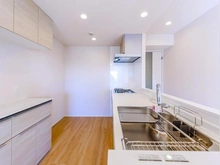 【東京都/江戸川区西葛西】ナイスパークフロンテージ西葛西 キッチン：シンク向かって背中側にはカップボードもございます