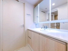 【東京都/江戸川区西葛西】ナイスパークフロンテージ西葛西 洗面室：三面鏡には鏡裏収納がございます