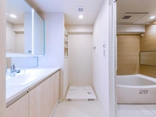 【東京都/江戸川区西葛西】ナイスパークフロンテージ西葛西 洗面室：洗濯機置場の横には棚が付設されております