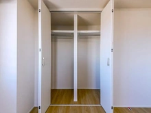 【東京都/江戸川区西葛西】ナイスパークフロンテージ西葛西 洋室：両開きの収納も備えます