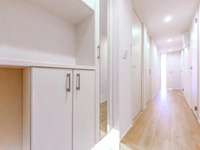 【東京都/江戸川区西葛西】ナイスパークフロンテージ西葛西 玄関：飾り棚付きの靴箱、右手の姿見裏にも収納を備えます