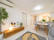 【東京都/江戸川区西葛西】ゼファー西葛西 リビング：キッチンから天井にかけて天井高が上がります