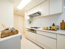 【東京都/江戸川区西葛西】ゼファー西葛西 キッチン：リビングの様子が窺えるL字の対面キッチン