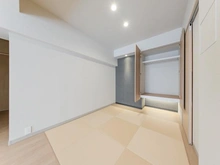 【東京都/江戸川区西葛西】コンドミニアム葛西 リビング・ダイニング：アクセントクロスを施し、収納も設置