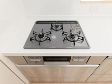 【東京都/江戸川区西葛西】コンドミニアム葛西 キッチン：三口コンロ