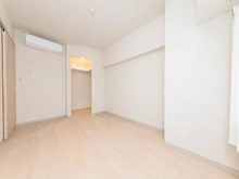 【東京都/江戸川区西葛西】コンドミニアム葛西 洋室：エアコン設置済み、ウォークインクローゼットもございます