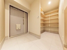 【東京都/江戸川区西葛西】コンドミニアム葛西 玄関：シューズインクローゼットがあり