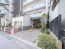 【東京都/板橋区板橋】リビオ板橋駅前 アプローチ：24時間セキュリティ、オートロック、カラーモニター付インターホン、敷地内防犯カメラ
