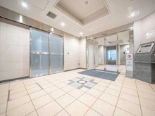 【東京都/板橋区板橋】リビオ板橋駅前 エントランス：防犯カメラ付エレベーター(地震管制装置、停電時自動着床装置付き)