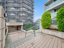 【埼玉県/さいたま市桜区山久保】ライオンズマンション浦和けやき通り エントランス：大規模修繕工事中