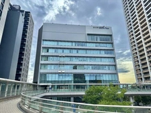 【埼玉県/さいたま市南区沼影】プラウドシティ武蔵浦和ステーションアリーナ  さいたま市南区役所(サウスピア)（現地より約30m）：マンションエントランスから、デッキ上で繋がっています。