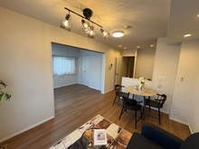 【埼玉県/さいたま市南区太田窪】クリオ南浦和壱番館 リビング・ダイニング：家具調度品は価格に含まれません。
奥：洋室