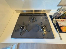 【埼玉県/朝霞市膝折町】アーベイン朝霞エルディア キッチン：三口コンロ