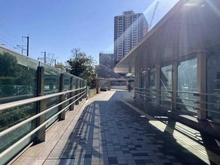 【埼玉県/さいたま市南区別所】プラウドタワー武蔵浦和レジデンス ペデストリアンデッキ（現地より約40m）：武蔵浦和駅からマンションへ直通デッキ（昼）