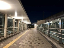 【埼玉県/さいたま市南区別所】プラウドタワー武蔵浦和レジデンス ペデストリアンデッキ（現地より約40m）：武蔵浦和駅からマンションへ直通デッキ（夜）