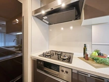 【東京都/世田谷区代沢】オープンレジデンシア下北沢ウエスト・テラス キッチン：3口コンロ