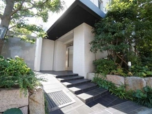 【東京都/世田谷区若林】グランドメゾン三軒茶屋プレイス アプローチ：夜間